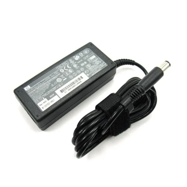 Carregador de laptop HP 18V, 65W e 3.5A ponta grossa.